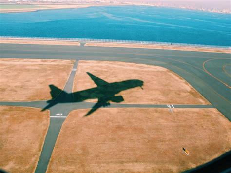 羽田空港 遊ぶ 子供 - 空港での子供の遊び場とその影響